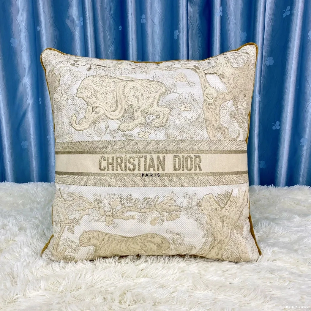 CHRISTIAN PILLOW 3.0 THROW 0816